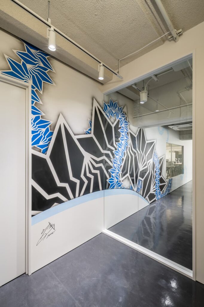 アーティスト BAKIBAKI氏によるウォールアート