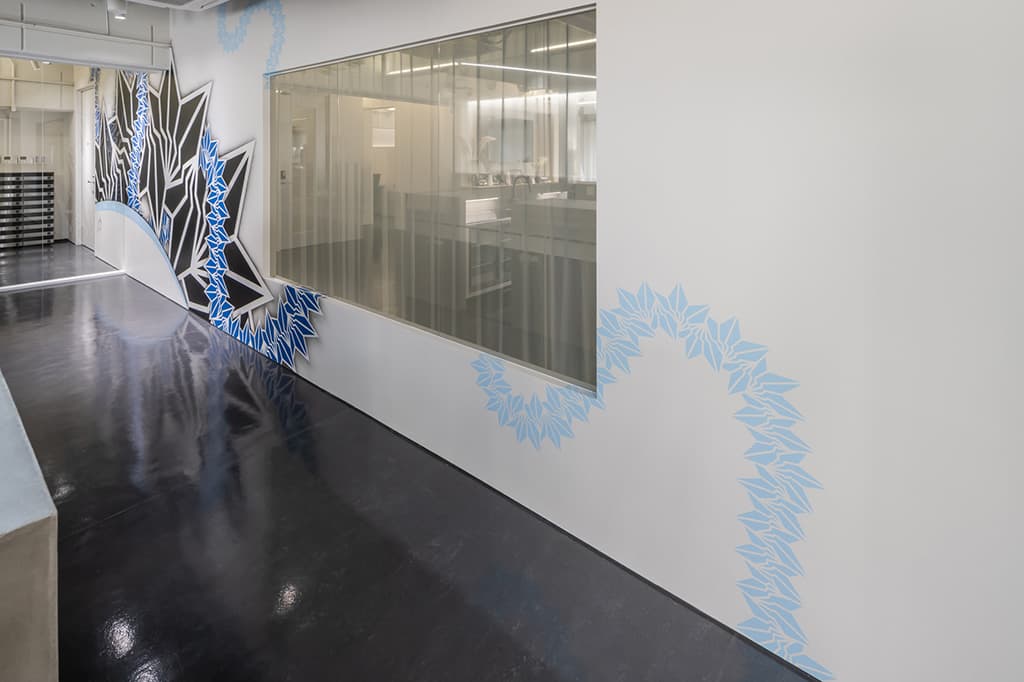 アーティスト BAKIBAKI氏によるウォールアート