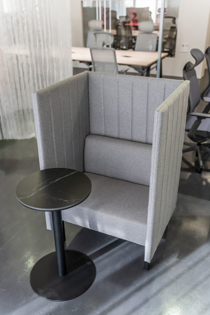 パーソナルソファとカフェテーブル