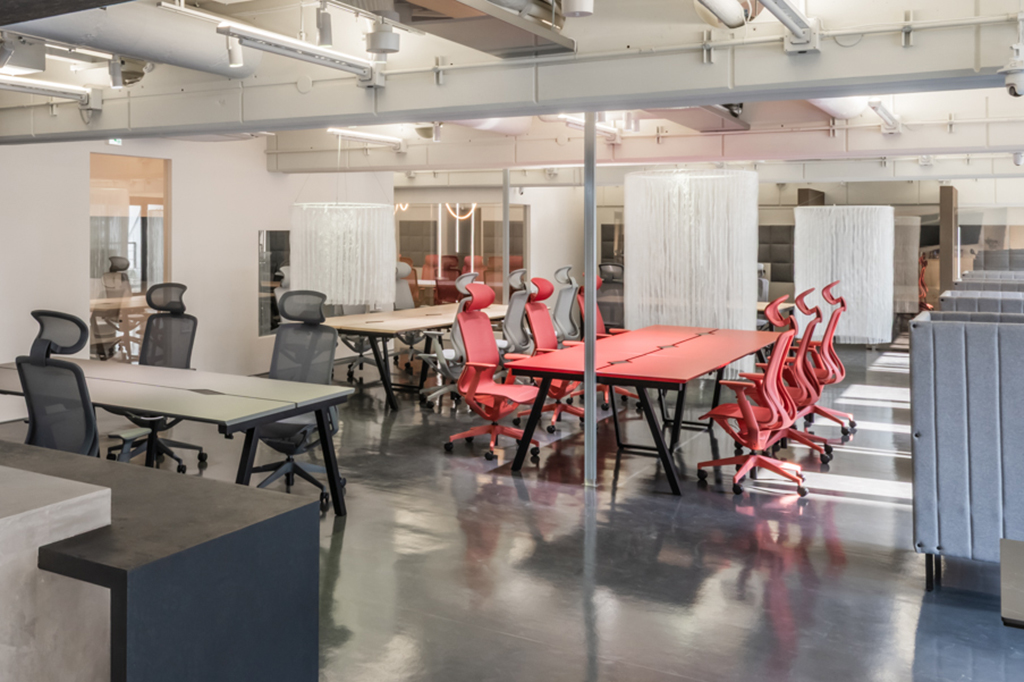 fab-氏によるファブリックアートを導入したフリーアドレスエリア