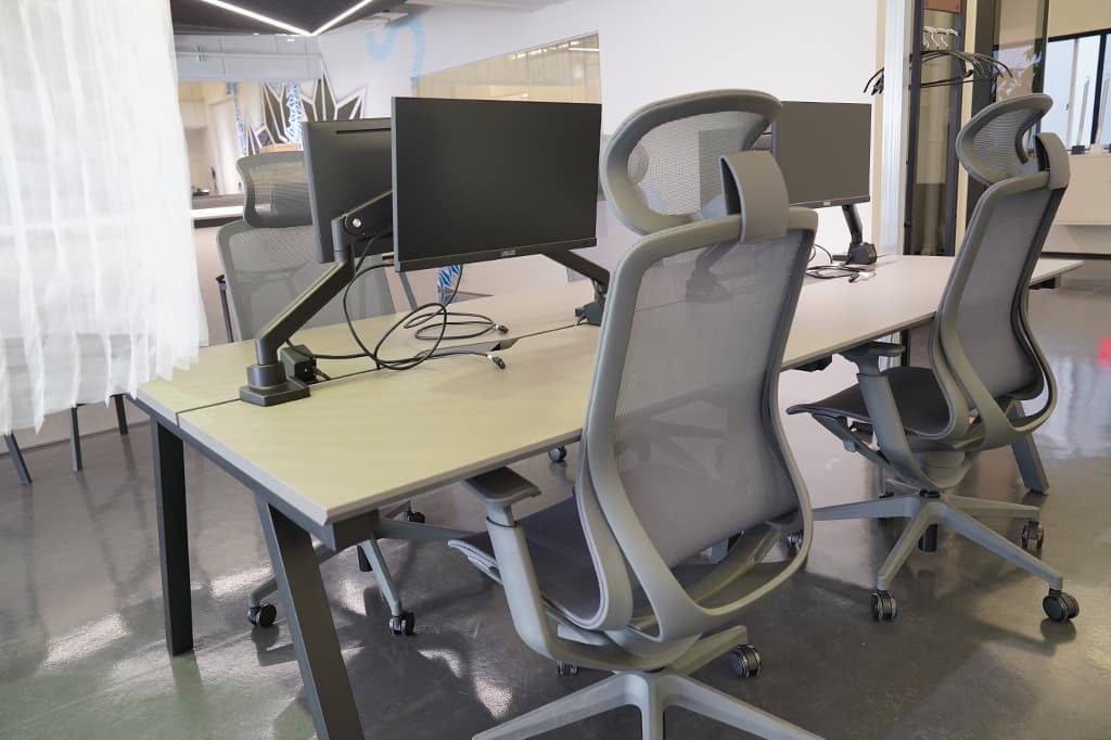 フリーアドレスエリアのモニター付きデスク