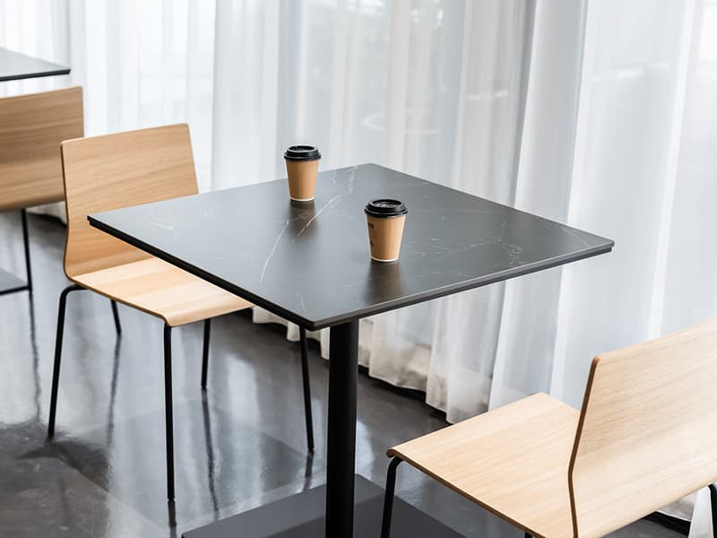 コーヒーとカフェテーブル