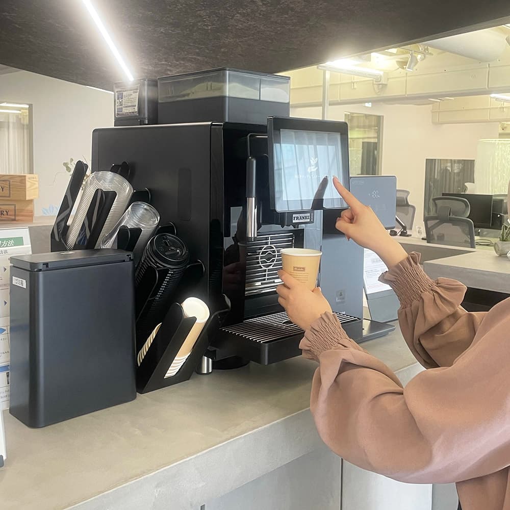 コーヒーマシンでメニューを選択