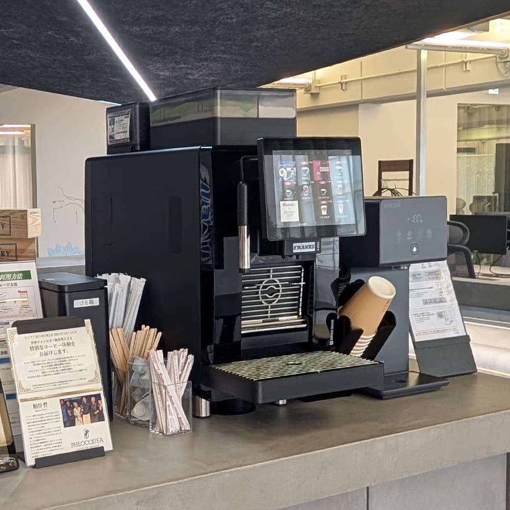 カウンター上のコーヒーマシン